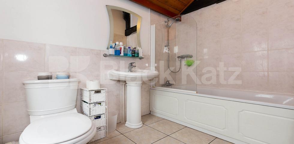 Stunning spacious 3 bed 2 bath with a huge lounge in Kentish Town. Highgate Road, Kentish Town